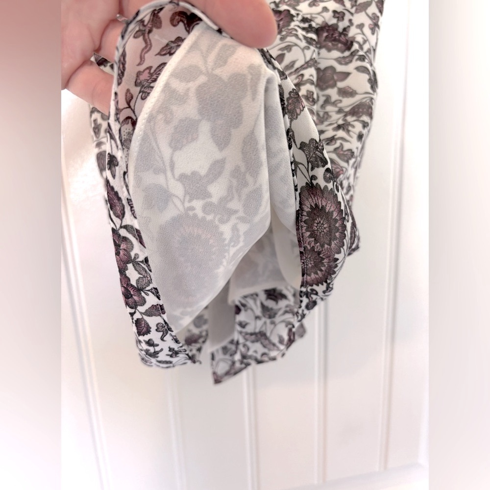 Chelsea28 Floral V-Neck Sleeveless Top Size S - Picture 3 of 7